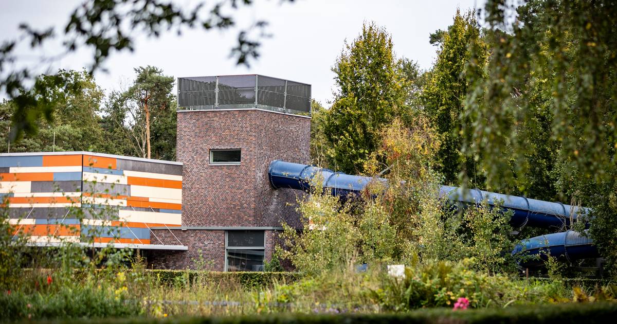 Kind lijkt met schrik vrij te komen na ongeval met beweegbare bodem in zwembad Losser.