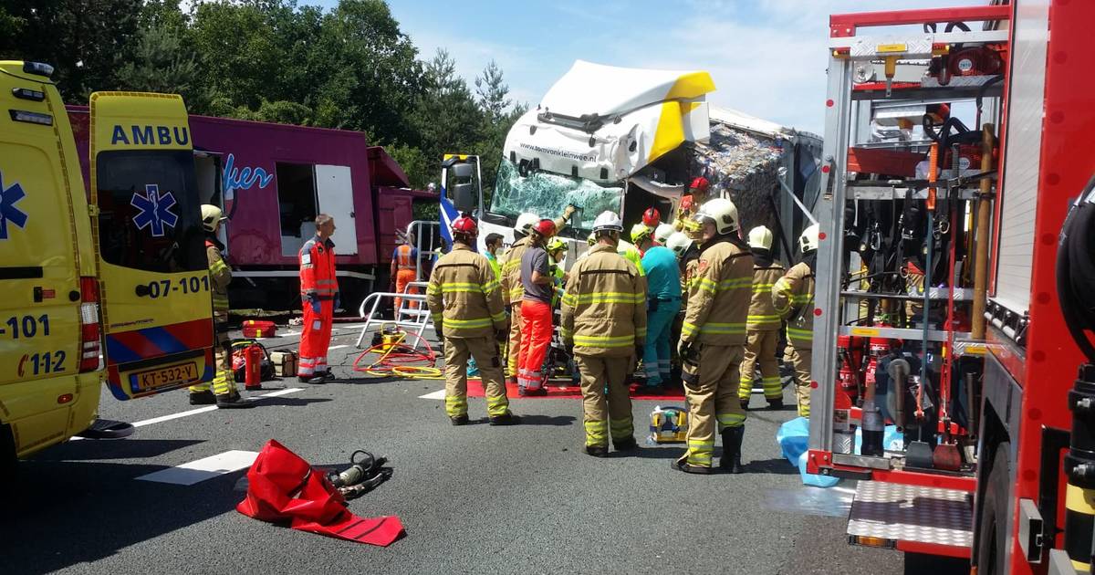 Chaos op A50 tussen Apeldoorn en Arnhem na ongeval met vrachtwagens.