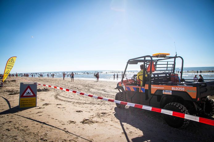Een auto van de reddingsbrigade op het strand in Zandvoort. Eerder op de dag haalde de reddingsbrigade drie kinderen uit zee, die in de problemen waren geraakt door een combinatie van sterke stroming en aflandige wind.
