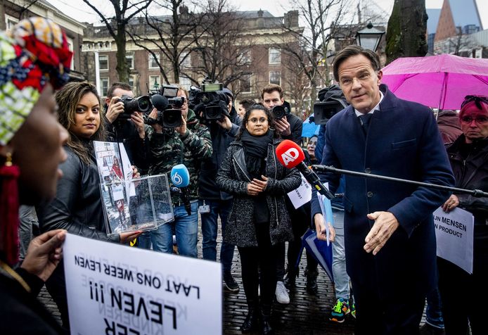 Gedupeerde ouders praten op het Plein in Den Haag met premier Mark Rutte.