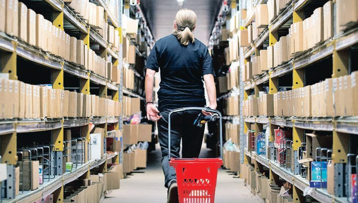 Sorteerders verzamelen bestellingen in het 75.000 vierkante meter grote distributiecentrum van Bol.com. Beeld anp