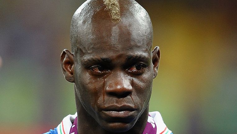 Mario Balotelli, huilend na de verloren EK-finale tegen Spanje. Beeld getty