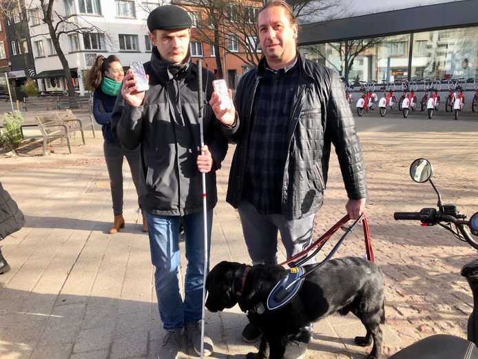 Kenny Demulder en Peter Janssens aan het kruispunt van de Scheldestraat en de Vlaamsekaai. Ze hebben de nieuwe OKO-app maandenlang uitgetest.