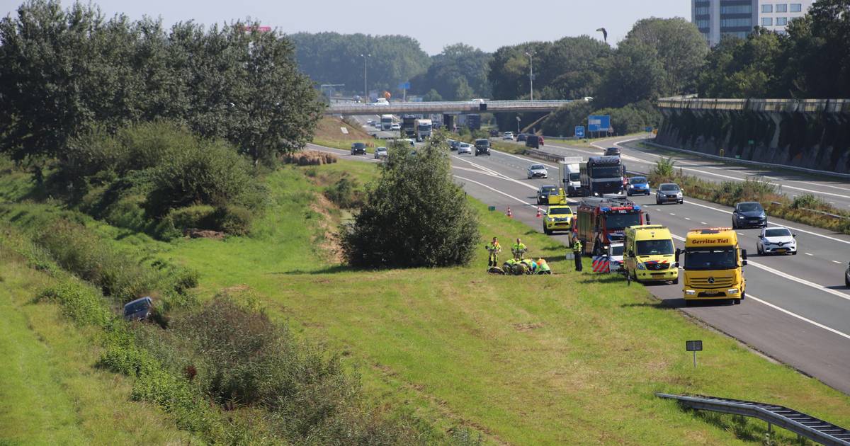 Auto raakt van de A15 bij Kerk-Avezaath en belandt in sloot