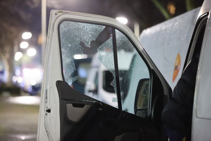 Twee busjes van PostNL zijn gisteravond opengebroken.