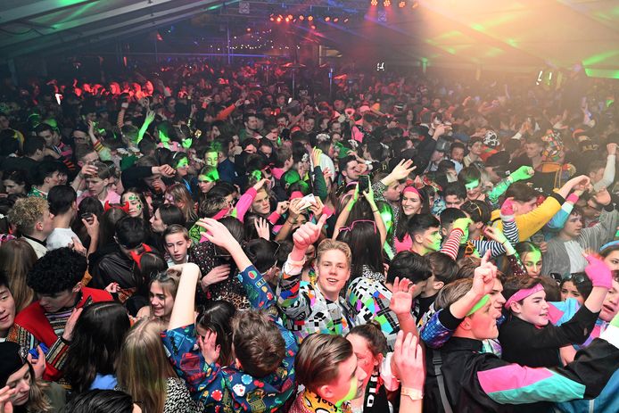 Zo'n 4500 bont uitgedoste mensen vierden gisteravond feest in de immense tent achter horecazaken Café de Generaal, Cantina la Bamba en Hotel Restaurant Riche in Boxmeer.