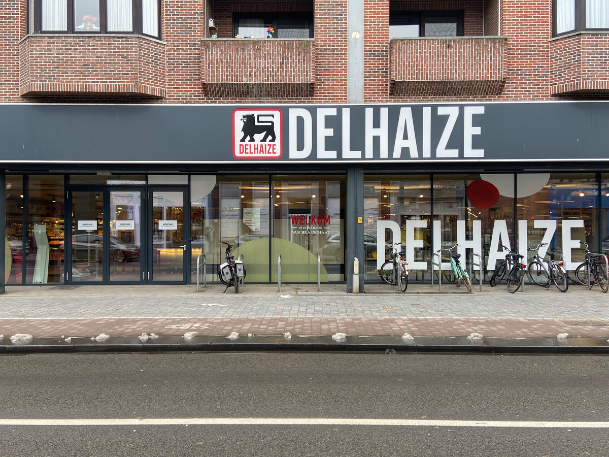 Stakend personeel houdt Delhaize Brasschaat dicht “Harder werken voor kwart minder loon” Foto