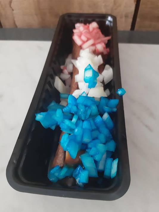 De EK-special van eetsalon Van Iersel: Frikandel speciaal met uitjes in rood-wit-blauw.