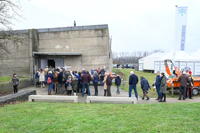 Lange rijen om binnen te komen in het Watersnoodmuseum.