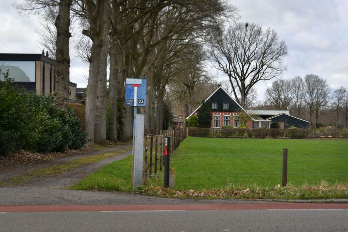 Boerderij aan de Weerseloseweg met het 2 hectare grond, aan de rand van Enschede, in december gekocht door bouwer Trebbe om er tenminste 15 huizen in de vrije sector te bouwen.