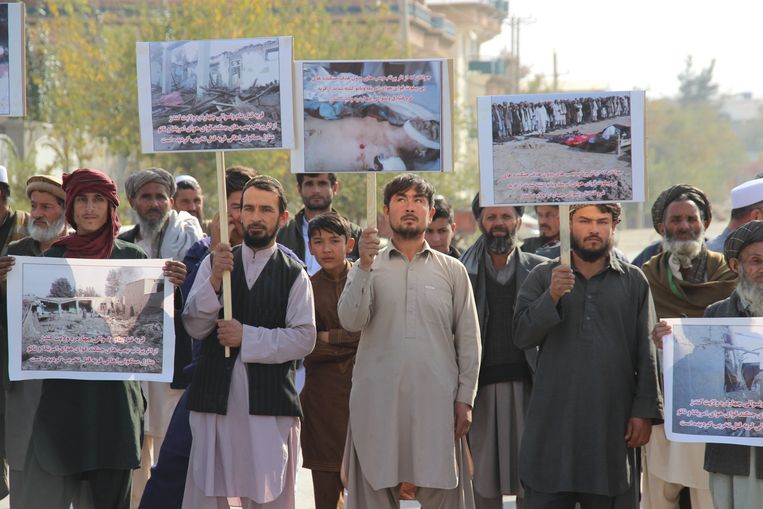 Afghanen protesteren in Kunduz tegen de Amerikaanse bombardementen die veel burgers het leven hebben gekost.  Beeld EPA