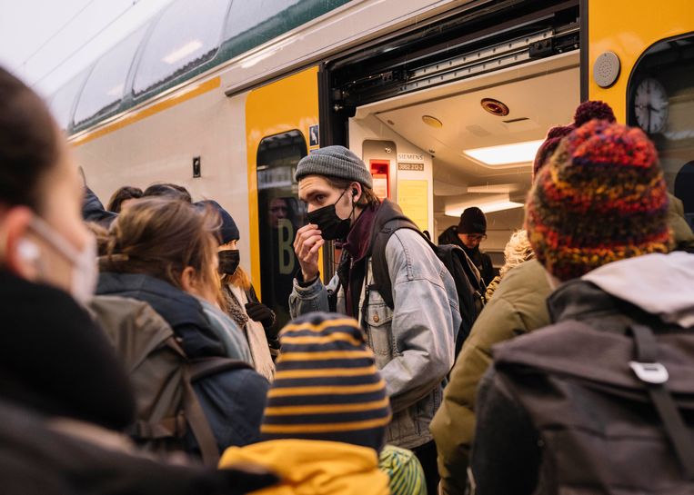 Woensdag waren de mondkapjes nog volop vertegenwoordigd in de trein van Potsdam naar Berlijn. Beeld Anna Tiessen voor de Volkskrant