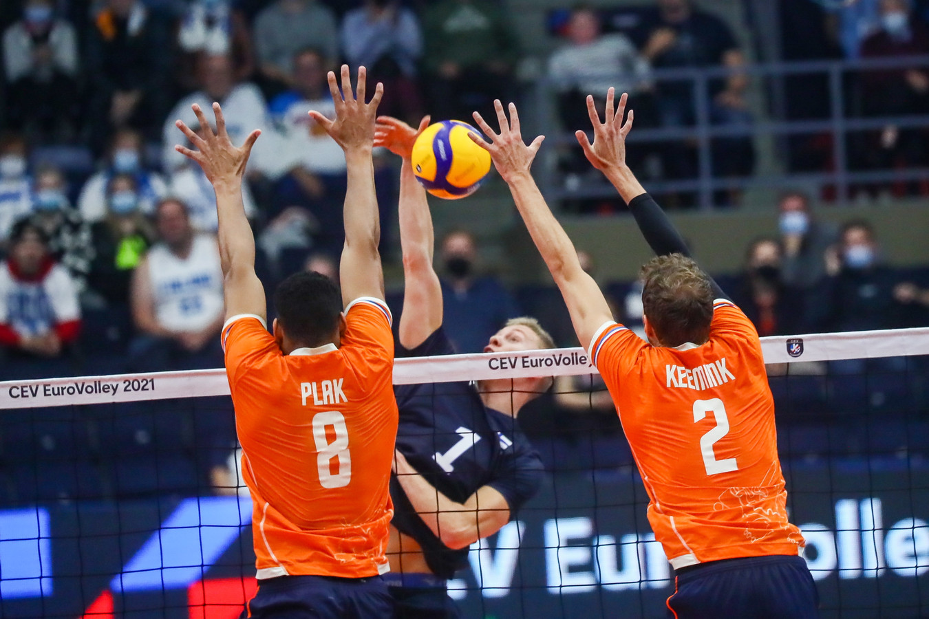 Fabian Plak (l) hier nog in actie tijdens het EK volleybal.