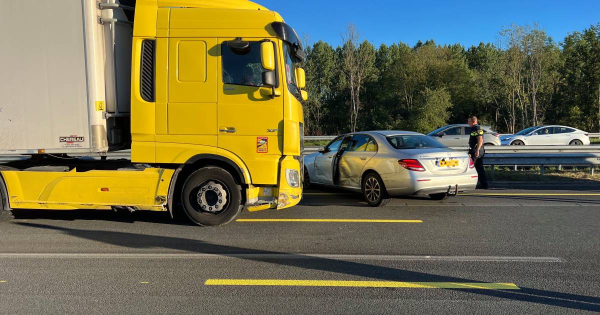 Ongeluk A1: rijstroken tussen Apeldoorn en Deventer dicht, fikse vertragingen voor verkeer.