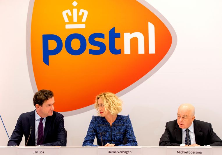 Herna Verhagen, de hoogste baas van PostNL, tijdens een persconferentie. Beeld ANP