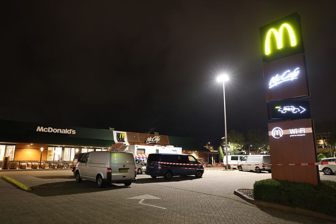 Het politieonderzoek bij de McDonald's in Zwolle is vanavond nog in volle gang.
