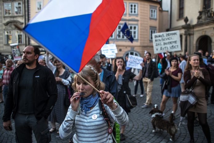 Een vrouw zwaait met de Tjechische vlag tijdens het protest tegen de regering van Andrej Babis, tijdens de vertrouwensstemming.