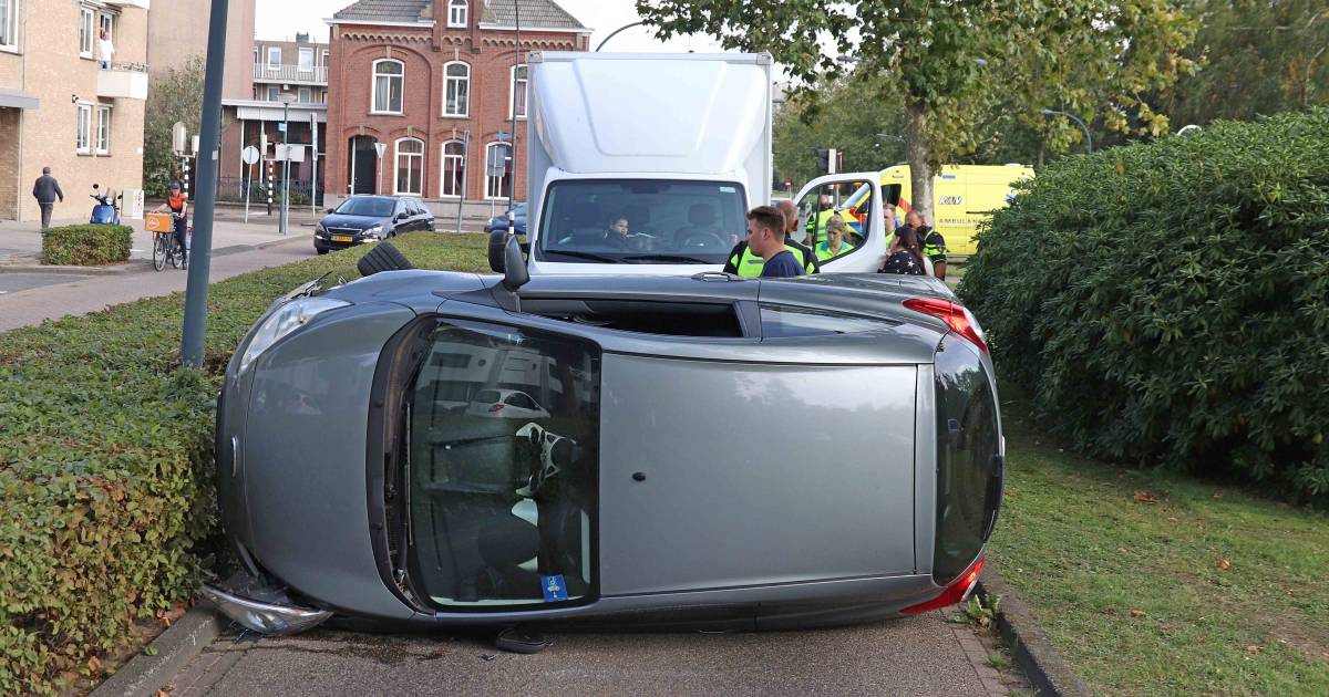 Auto belandt op zijn kant na aanrijding met scooter in Waalwijk.