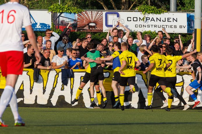 DOS Kampen viert een treffer in de derby tegen Go Ahead vorig jaar (4-2). Ook de ontmoeting op sportpark Middenwetering werd een prooi voor DOS.