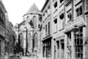 De Grotekerksbuurt rond 1890. Het huis de Grote Wijnberg waar turfschipper Adriaan van Bergen woonde stond op de plek van het een-na-laatste huis aan de rechterkant. Nu is daar Nobel's Brood.