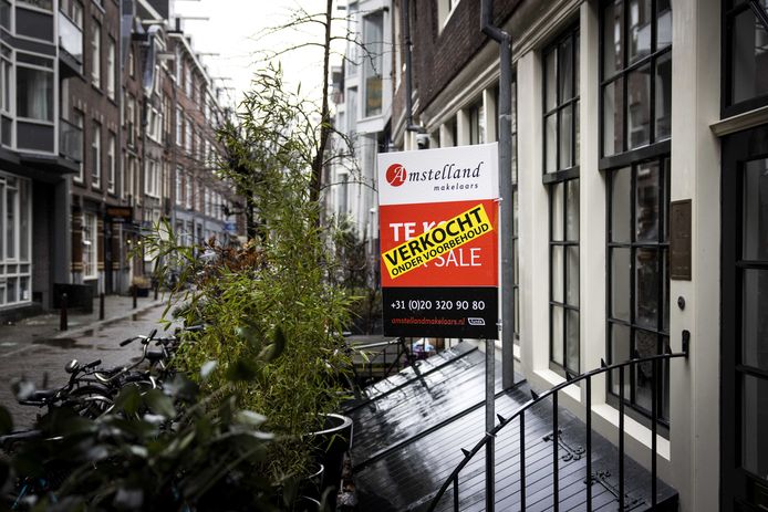 Een Te Koop bord bij een woning in het centrum van Amsterdam.