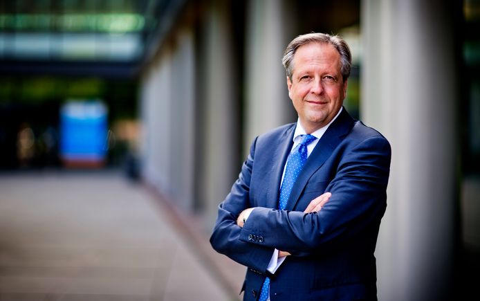 Pechtold voor een van de drie kantoren van het CBR in Rijswijk.
