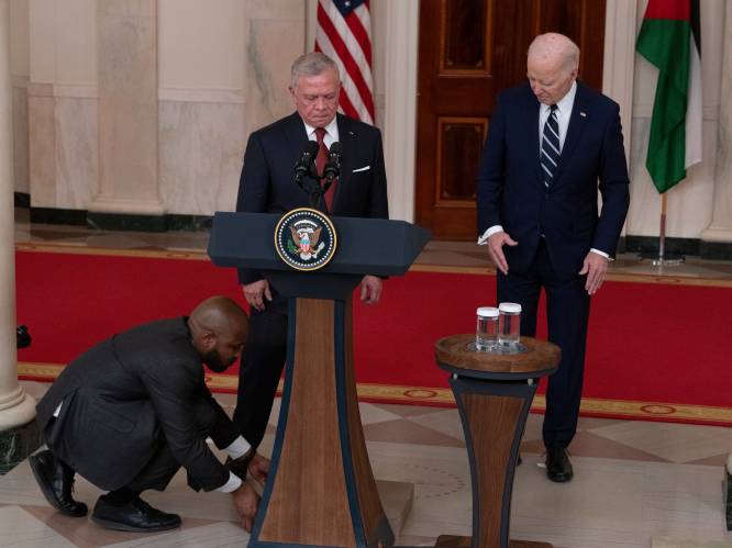 Biden oogt opnieuw verward tijdens persconferentie: “Wereld lacht met VS”