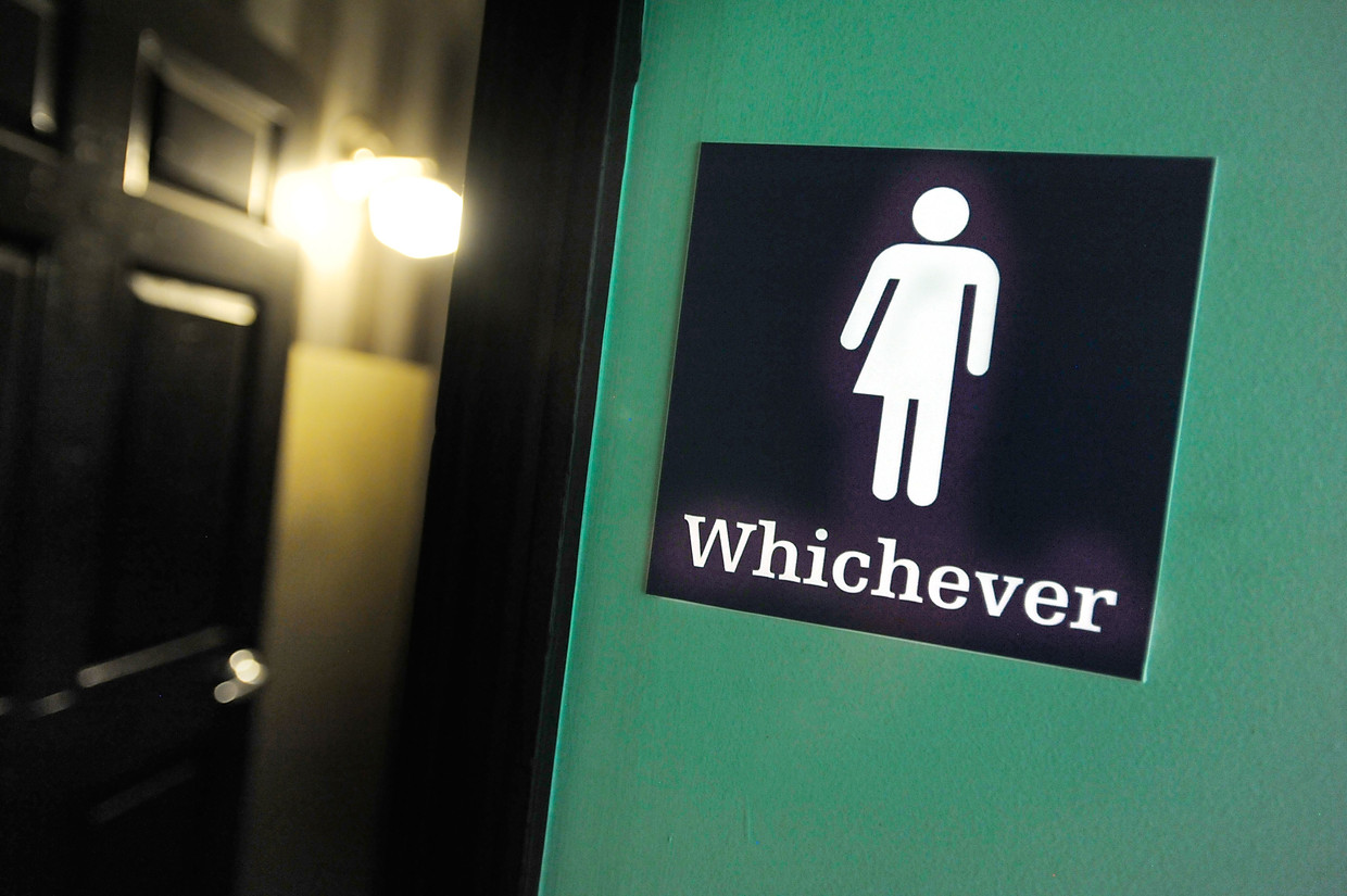 Een genderneutraal toilet in de stad Durham in de Amerikaanse staat North Carolina.
 Beeld AFP