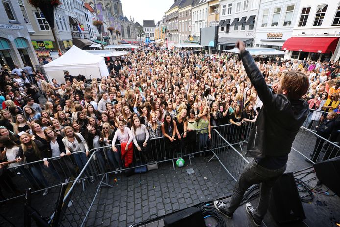 Een bomvolle Grote Markt tijdens het HBO Intro Festival in 2014. Het jaarlijkse studentenfeest is zo populair geworden, dat de gemeente Breda het uit het centrum wil halen.