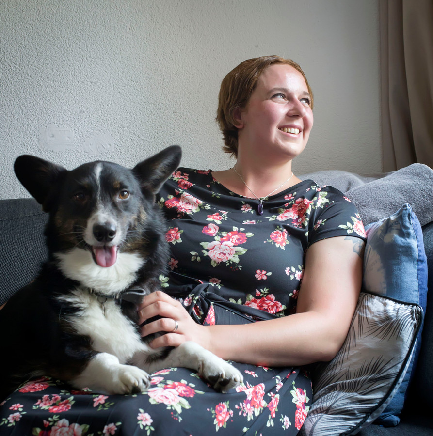 Laura Walter uit Etten-Leur (hier met haar hond Frodo) leeft met fibromyalgie en HMS. Ze schreef er een boek over.