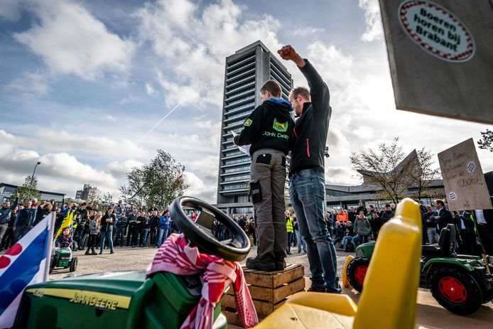 Boeren protesteerden in 2019 voor het provinciehuis tegen de strengere eisen aan hun stallen.