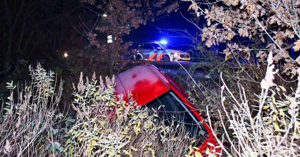 Eenzijdig ongeluk in Westerhaar: automobilist rijdt lantaarnpaal omver en belandt in sloot.