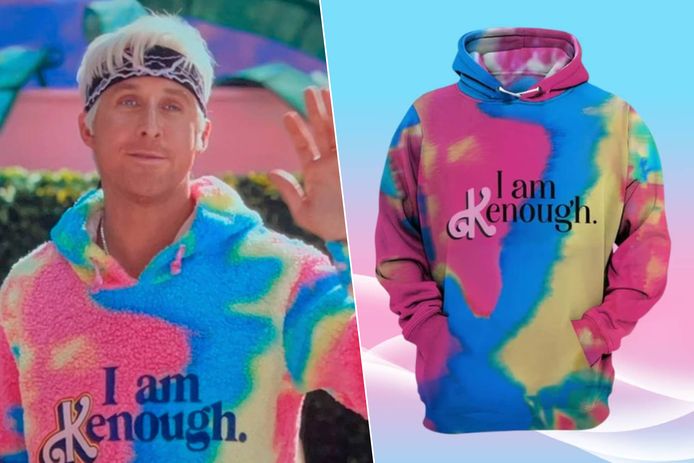Ryan Gosling in de rol van Ken in 'Barbie'. / De 'I am Kenough'-hoodie kan je nu ook kopen via de website van Mattel.