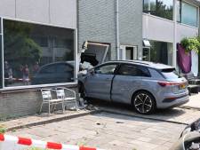 Bizar ongeluk: buurjongetje (7) rijdt met Audi rijtjeshuis binnen
