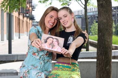 Stephanie en Iluna Planckaert stellen eigen make-upbox voor