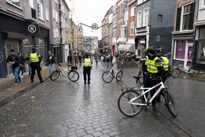 De politie was afgelopen zondag volop aanwezig in de Nijmeegse binnenstad om te voorkomen dat er alsnog zou worden gedemonstreerd