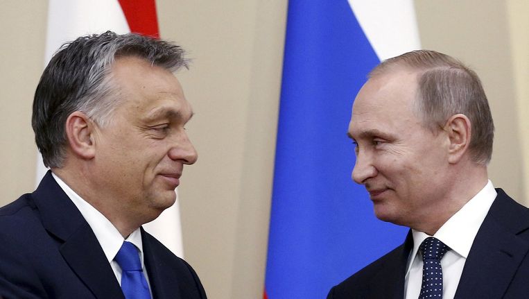 De Hongaarse premier Viktor Orban met de Russische premier Poetin. Beeld reuters