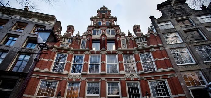 Het monumentale Huis Bartolotti, een van de miljoenenpanden aan de Herengracht in Amsterdam.