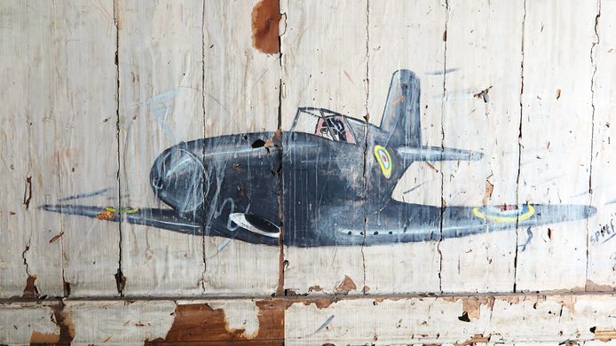 De Spitfirewandtekening op de zolder van het pand aan de Leidsekade in Amsterdam.