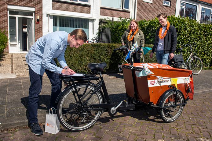 Jeroen Koppen en Elles van Steenis gaan laangs bij studenten voor een persoonlijke propedeuse-uitreiking.  Jules Quaedvlieg woont in Breda en is toch blij dat hij op deze wijze feestelijk bezoek heeft.