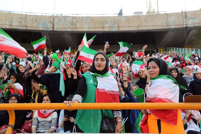 Archiefbeeld 10 oktober 2019: vrouwelijke voetbalsupporters steunen het nationale team van Iran tijdens een match tegen Cambodia.