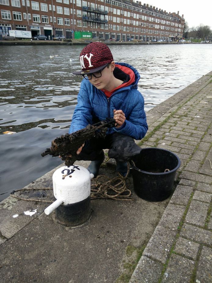 De 12-jarige Finian viste gisteren een vuurwapen uit het water.