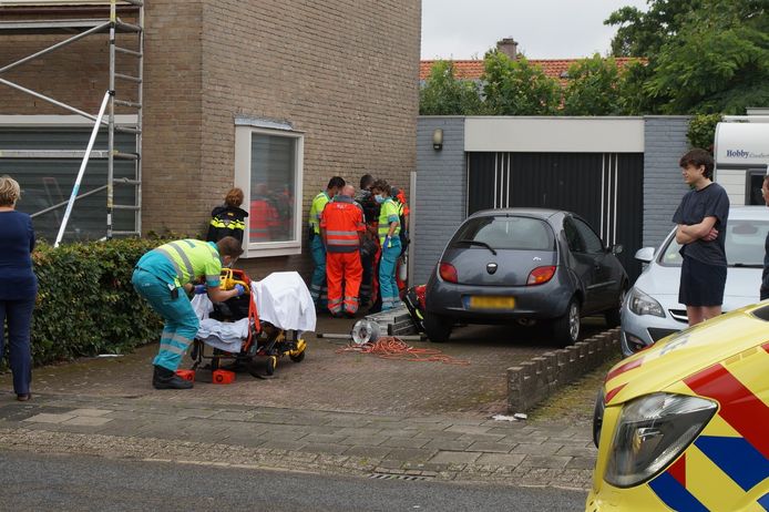 Een man is donderdagmiddag van een ladder gevallen in Drunen.
