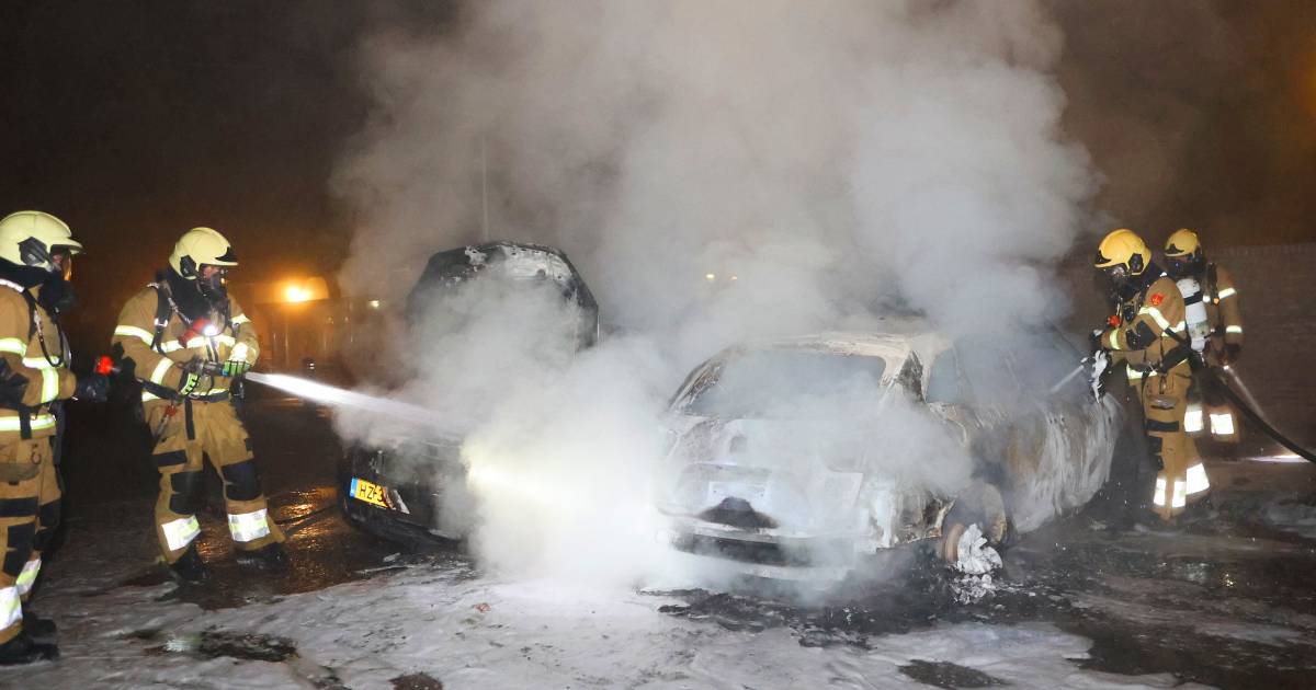 Auto gestript en in brand gestoken in Rosmalen, vlammen overgeslagen naar andere auto.