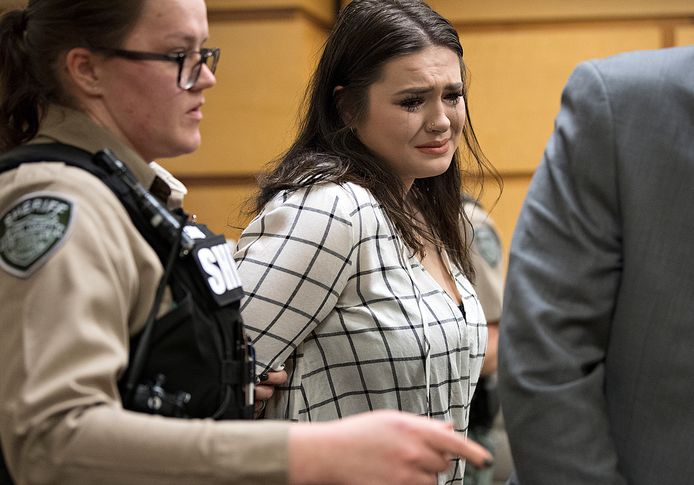 Taylor Smith vecht tegen haar tranen wanneer ze weggeleid wordt uit de rechtbank in   Vancouver, Washington.