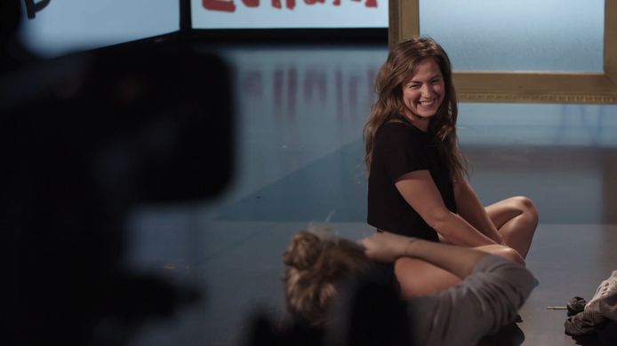 Frances Lefebure toont haar cellulitis voor de camera in 'Make Belgium Great Again'.