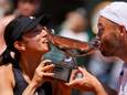 Miyu Kato en Tim Pütz kussen de trofee.