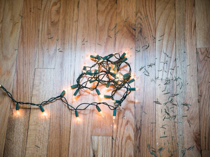 Je snoer van lampjes in de knoop en naalden door je hele huis: zo voorkom je deze kerstfrustraties