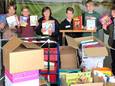 Bij een bezoek met rondleiding aan de Kringwinkel overhandigden de kinderen de ingezamelde boeken.