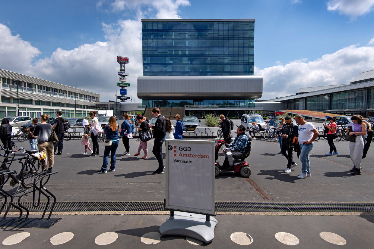 Rijen bij de Rai, maar de deelname aan vaccinaties is nog niet genoeg om de stad te beschermen. Beeld Hollandse Hoogte / Olaf Kraak Fotografie